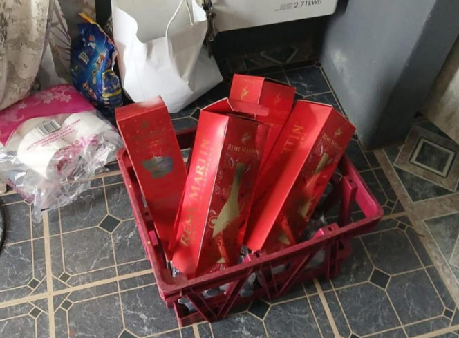04-liberty-liquors-police-arrest-two-foreign-nationals